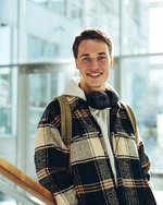 Ein junger Student schaut in die Kamera