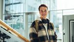 Ein junger Student schaut in die Kamera